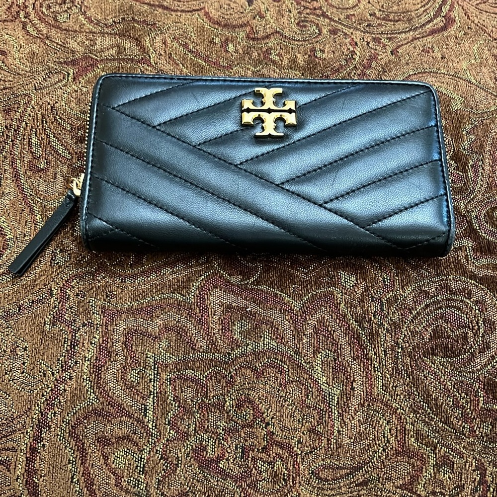 KIRA CHEVRON ZIP CONTINENTAL WALLET